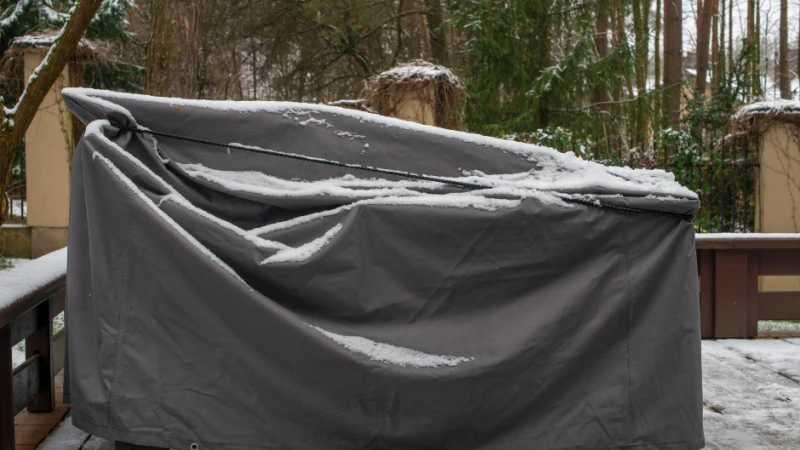 meble ogrodowe w pokrowcu na zimę