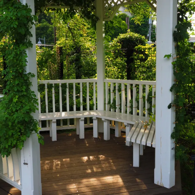 Altana wpisująca się w krajobraz ogrodu